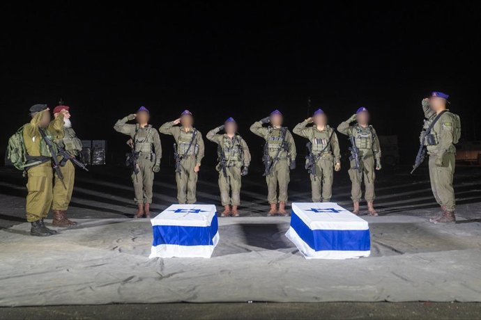 Soldados das Forças de Defesa de Israel (IDF) se formam em frente aos caixões dos dois últimos corpos entregues pelo Hamas a Israel.