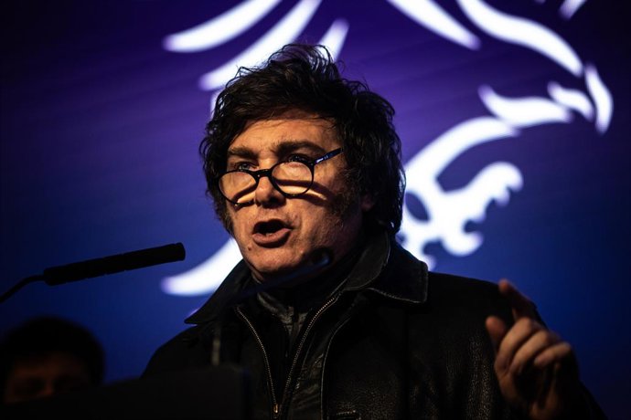 Archivo - Arquivo - 7 de setembro de 2025, La Plata, Buenos Aires, Argentina: KARINA MILEI e JAVIER MILEI se abraçam após o discurso do presidente. Às 21 horas, foram divulgados os primeiros resultados, com o peronismo vencendo por 13 pontos sobre La Libe