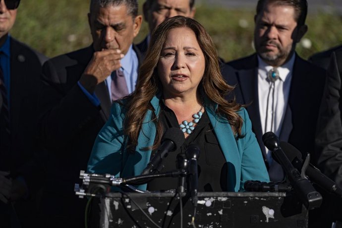 15 de outubro de 2025, Washington, Distrito de Colúmbia, EUA: A representante eleita dos Estados Unidos Adelita Grijalva (Democrata do Arizona) conduz uma coletiva de imprensa no momento em que é empossada pelo presidente da Câmara dos Deputados dos EUA, 