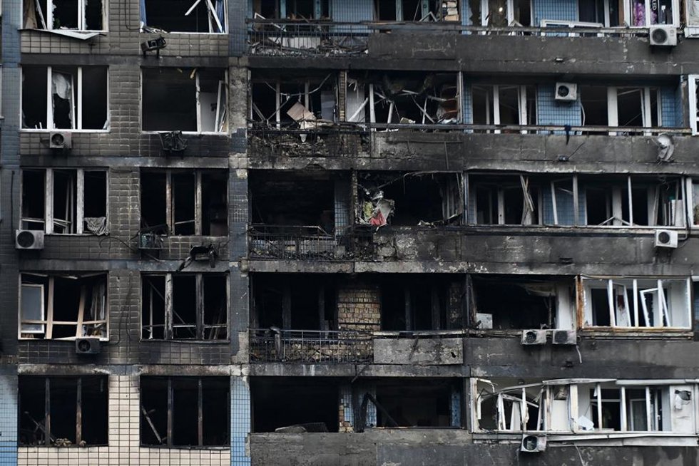 Archivo - Un edificio de apartamentos dañado por un ataque con drones ruso en la capital de Ucrania, Kiev
