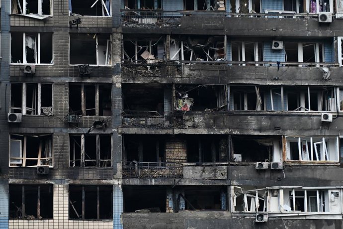 10 de outubro de 2025, Kiev, Ucrânia: Um prédio de apartamentos é danificado por um ataque de drone russo em 10 de outubro de 2025 em Kiev, Ucrânia