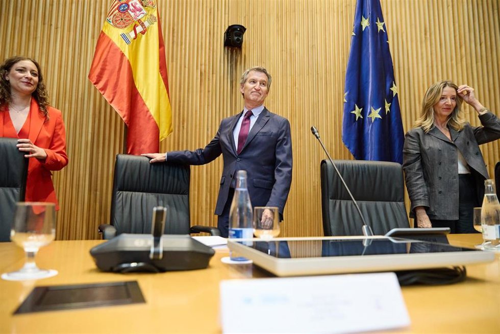 Archivo - (I-D) La portavoz del PP en el Congreso, Ester Muñoz; el presidente del PP, Alberto Núñez Feijóo, y la portavoz del PP en el Senado, Alicia García, durante la reunión plenaria de los grupos parlamentarios del Partido Popular del Congreso y del
