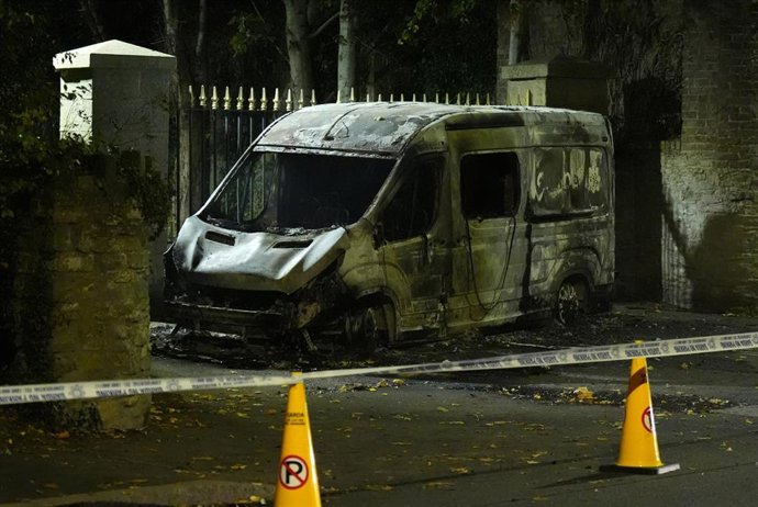Una furgoneta de la Garda incendiada cerca del Hotel Citywest, donde se han producido disturbios frente al antiguo alojamiento para solicitantes de asilo en Dublín, Irlanda