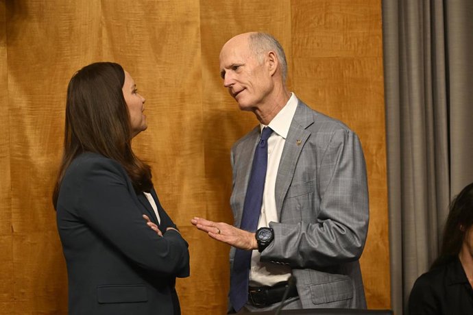 Archivo - Los senadores Rick Scott y Ashley Moody conversan durante las audiencias del Comité Senatorial de Seguridad Nacional y Asuntos Gubernamentales para examinar la candidatura de Paul Ingrassia a Fiscal Especial, entre otras