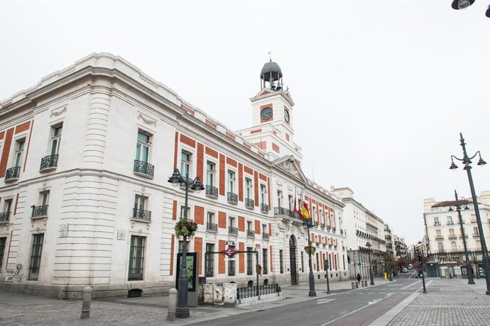 Archivo - Arquivo - Fachada da Real Casa de Correos, sede da Comunidade de Madri, com bandeiras a meio mastro durante o minuto de silêncio no primeiro dia de luto oficial pelos mortos da COVID-19 decretado pela presidente de Madri, Isabel Díaz.