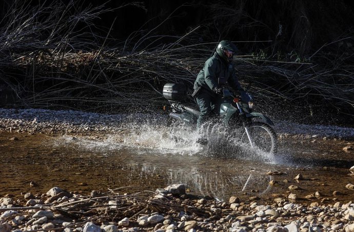 Archivo - Arquivo - Um oficial da Guardia Civil em uma motocicleta procura por uma pessoa desaparecida nas ravinas do rio Turia, em 13 de janeiro de 2025, em Pedralba, Valência, Comunidade Valenciana (Espanha). Uma equipe especializada da Guardia Civil vi