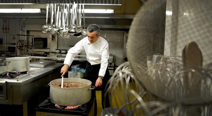 Archivo - Cocinero en el grupo 'El cachirulo'.