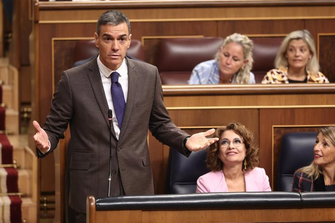O Presidente do Governo, Pedro Sánchez, fala durante uma sessão de controle do governo no Congresso dos Deputados, em 22 de outubro de 2025, em Madri (Espanha). O governo está mais uma vez enfrentando questões relacionadas à estabilidade econômica.