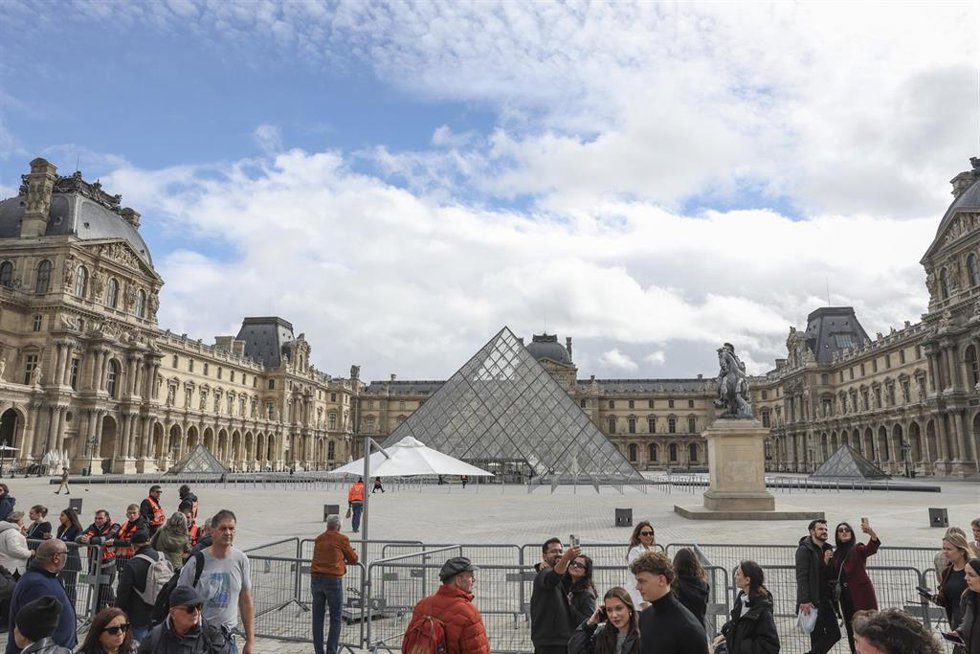 Un grupo de personas cerca de la entrada al museo del Louvre, en París (archivo)