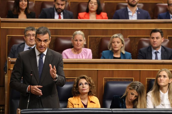 O Presidente do Governo, Pedro Sánchez, durante uma sessão de controle do Governo, no Congresso, em 15 de outubro de 2025, em Madri (Espanha). Sumar, Bildu e BNG apoiam a convocação de greves e paralisações em apoio a Gaza com os ausentes