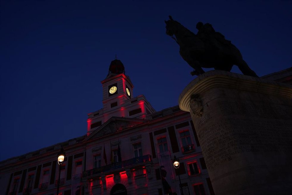 Archivo - Fachada de la Real Casa de Correos iluminada.