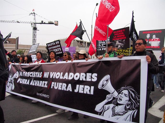 15 de outubro de 2025, Lima, Lima, Peru: "Nem fascistas nem estupradores, Alvarez fora, Jeri fora" pode ser lido em uma faixa quando milhares de manifestantes saíram às ruas de Lima mais uma vez contra o novo presidente do Peru, José Jeri, que enfrentou a