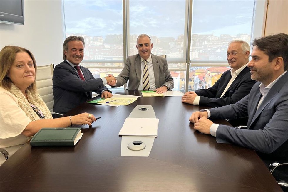 El Consejero De Fomento, Roberto Media, Firma Con El Alcalde De Camargo, Diego Movellán, El Convenio Para La Tarjeta Única De Transportes