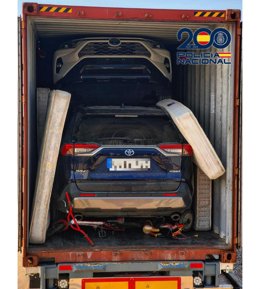 Vehículos de alta gama ocultos en un contenedor marítimo.