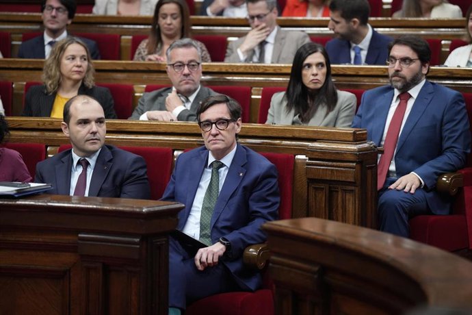 El conseller de la Presidencia de la Generalitat, Albert Dalmau y el president de la Generalitat, Salvador Illa, en el pleno del Parlament.