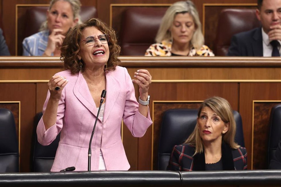 La vicepresidenta primera y ministra de Hacienda, María Jesús Montero, durante una sesión de control al Gobierno, en el Congreso de los Diputados, a 22 de octubre de 2025, en Madrid (España).