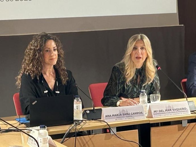 La vicepresidenta del Gobierno de Aragón, Mar Vaquero, junto a la directora general de Pymes y Autónomos, Ana Sanz, en un acto este miércoles.