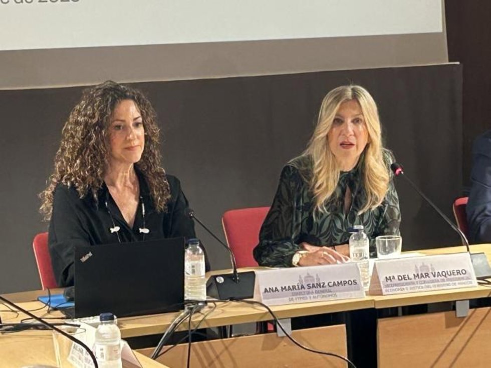 La vicepresidenta del Gobierno de Aragón, Mar Vaquero, junto a la directora general de Pymes y Autónomos, Ana Sanz, en un acto este miércoles.