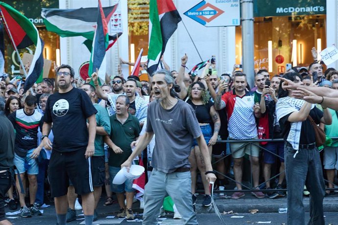 Archivo - Varias personas se manifiestan a favor Palestina en Atocha, el día de la etapa 21 de la Vuelta Ciclista a España, a 14 de septiembre de 2025, en Madrid (España). La Vuelta Ciclista a España pone hoy en Madrid el punto y final a una 90 edición de