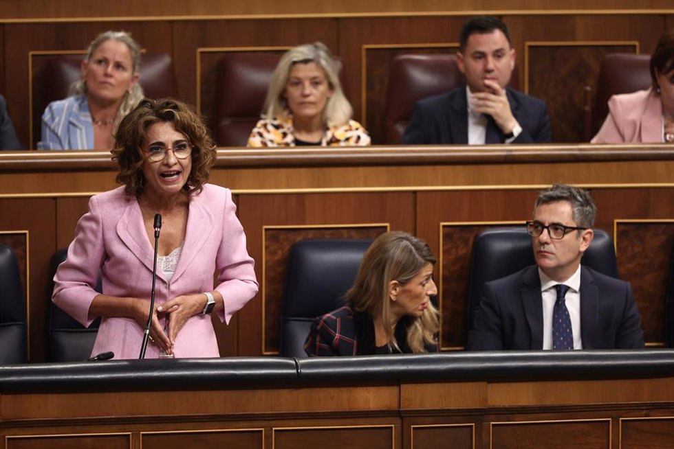 La vicepresidenta primera y ministra de Hacienda, María Jesús Montero, interviene durante una sesión de control al Gobierno, en el Congreso de los Diputados, a 22 de octubre de 2025, en Madrid (España). El Gobierno se enfrenta de nuevo a preguntas relac