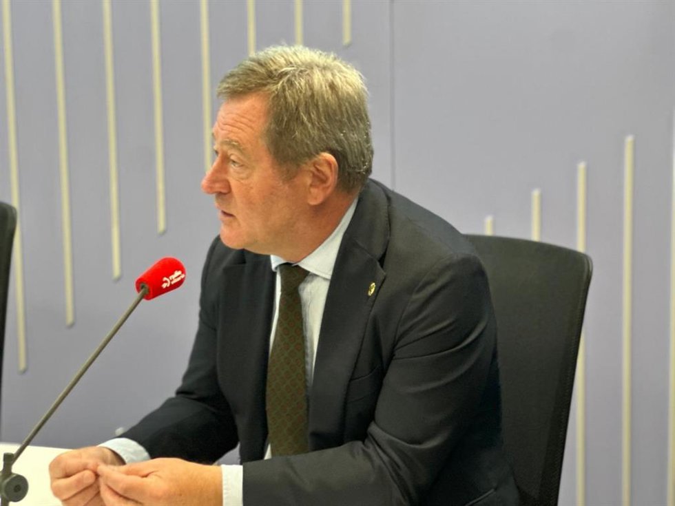 Archivo - El consejero de Seguridad, Bingen Zupiria, entrevistado en Radio Vitoria