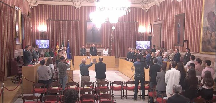 Minuto de silencio en el Pleno del Ayuntamiento de Sevilla por el suicidio de Sandra Peña