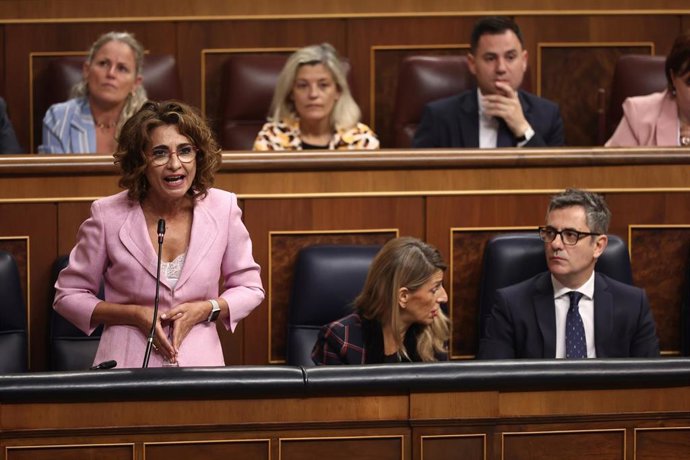 La vicepresidenta primera y ministra de Hacienda, María Jesús Montero, interviene durante una sesión de control al Gobierno, en el Congreso de los Diputados, a 22 de octubre de 2025, en Madrid (España). El Gobierno se enfrenta de nuevo a preguntas relacio