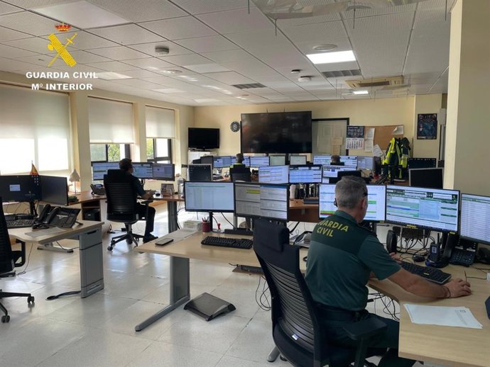 Agentes de la Guardia Civil en su puesto de trabajo.