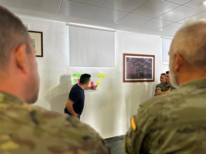 Forman y orientan al personal de las Fuerzas Armadas en Tenerife para su reinserción al mercado laboral civil