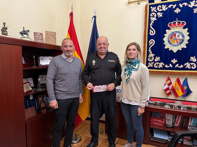 El jefe superior de Policía de CyL, primer galardonado en la III Gala Solidaria de la Fundación Juntos por una Sonrisa.