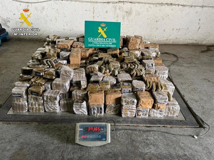 Sucesos.- Detenidas dos personas tras ser sorpendidas transportando 375 kg de hachís en su vehículo en Tenerife