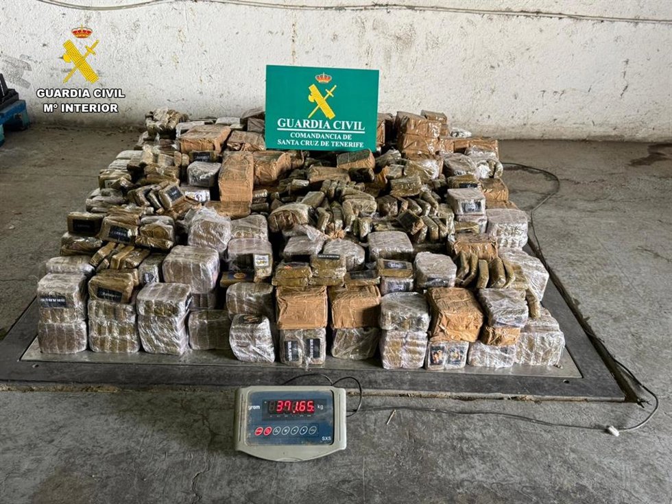 Sucesos.- Detenidas dos personas tras ser sorpendidas transportando 375 kg de hachís en su vehículo en Tenerife