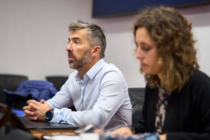 El vocal ingeniero de la mesa de contratación de Belate Francisco José Ansorena, en la comisión de investigación del Parlamento de Navarra, junto a la presidenta, Irati Jiménez.