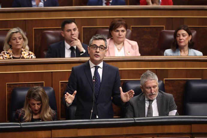El ministro de la Presidencia, Justicia y Relaciones con las Cortes, Félix Bolaños, interviene durante una sesión de control al Gobierno, en el Congreso de los Diputados, a 22 de octubre de 2025, en Madrid (España). 
