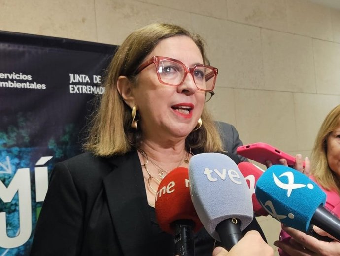 La consejera de Agricultura de la Junta de Extremadura, Mercedes Morán, atiende a los medios en Cáceres