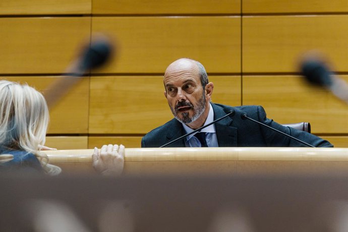 O Presidente do Senado, Pedro Rollán, durante uma sessão plenária, no Senado, em 22 de outubro de 2025, em Madri (Espanha). O plenário debate a proposta do Grupo Popular de levantar um conflito de poderes com o governo por não ter apresentado um relatório