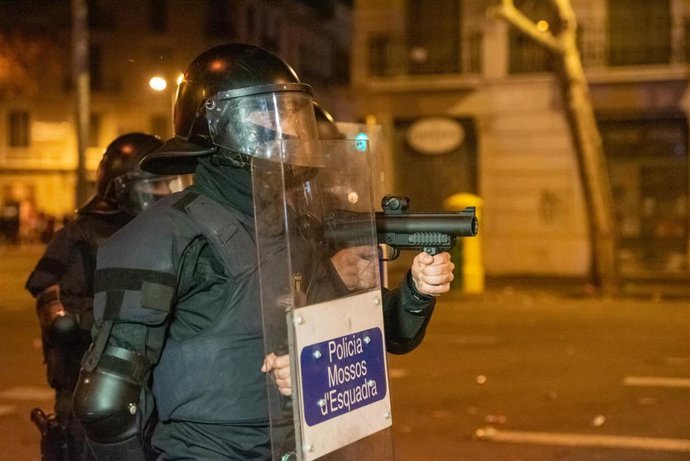 Archivo - Un Mosso d Esquadra apunta con una pistola de pelotas de goma durante la sexta jornada de protestas en Barcelona contra la sentencia del Supremo por el 'procés', en Barcelona a 19 de octubre de 2019.