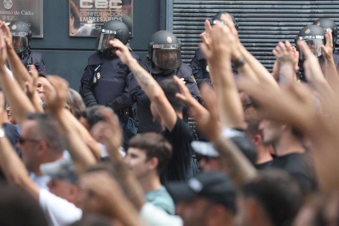 Archivo - Trabajadores del metal durante la pasada huelga de junio por la negociación del convenio colectivo de la industria auxiliar en la provincia de Cádiz. ARCHIVO.