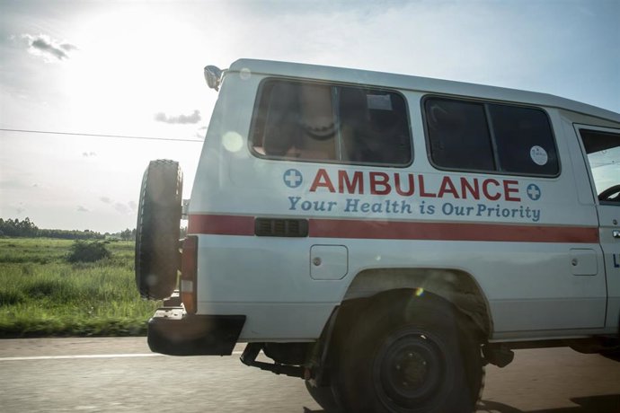 Archivo - Una ambulancia cerca de la capital de Uganda, Kampala (archivo)