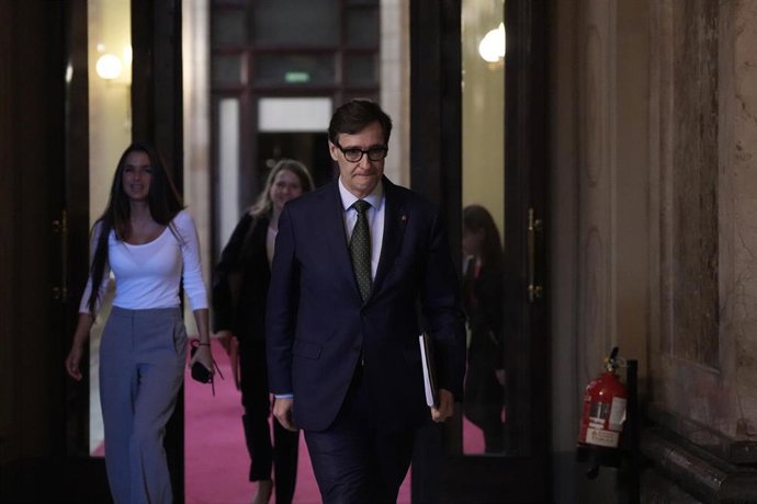 El president de la Generalitat, Salvador Illa, durante un pleno en el Parlament de Catalunya, a 22 de octubre de 2025, en Barcelona, Catalunya (España). El pleno del Parlament de ese miércoles y jueves llevará a debate dos decretos ley del Govern: el que 