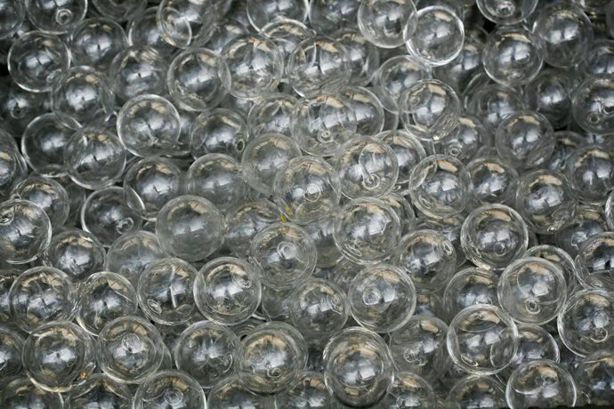 Para qué sirven las bolsas de gel de sílice de los productos nuevos y qué significa que cambien de azul a rosa