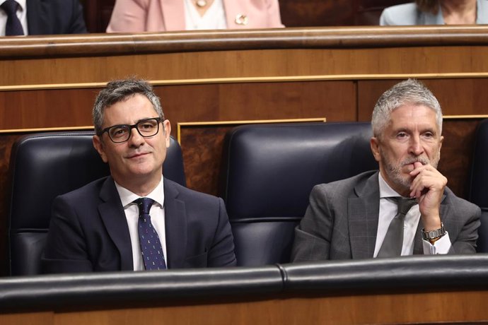El ministro de la Presidencia, Justicia y Relaciones con las Cortes, Félix Bolaños (i), y el ministro del Interior, Fernando Grande-Marlaska (d), durante una sesión de control al Gobierno, en el Congreso de los Diputados, a 22 de octubre de 2025, en Madri