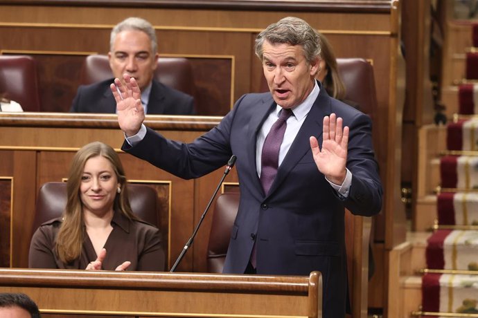 O presidente do Partido Popular, Alberto Núñez Feijóo, fala durante uma sessão de controle do governo, no Congresso dos Deputados, em 22 de outubro de 2025, em Madri (Espanha). O governo está mais uma vez enfrentando questões relacionadas à e