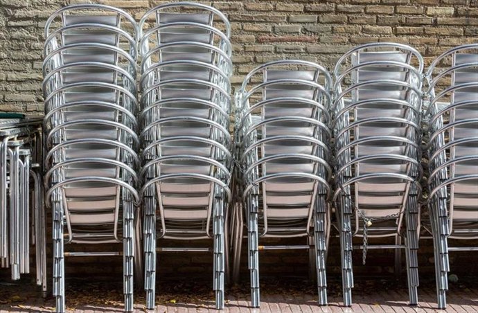 Archivo - Sillas de una terraza.