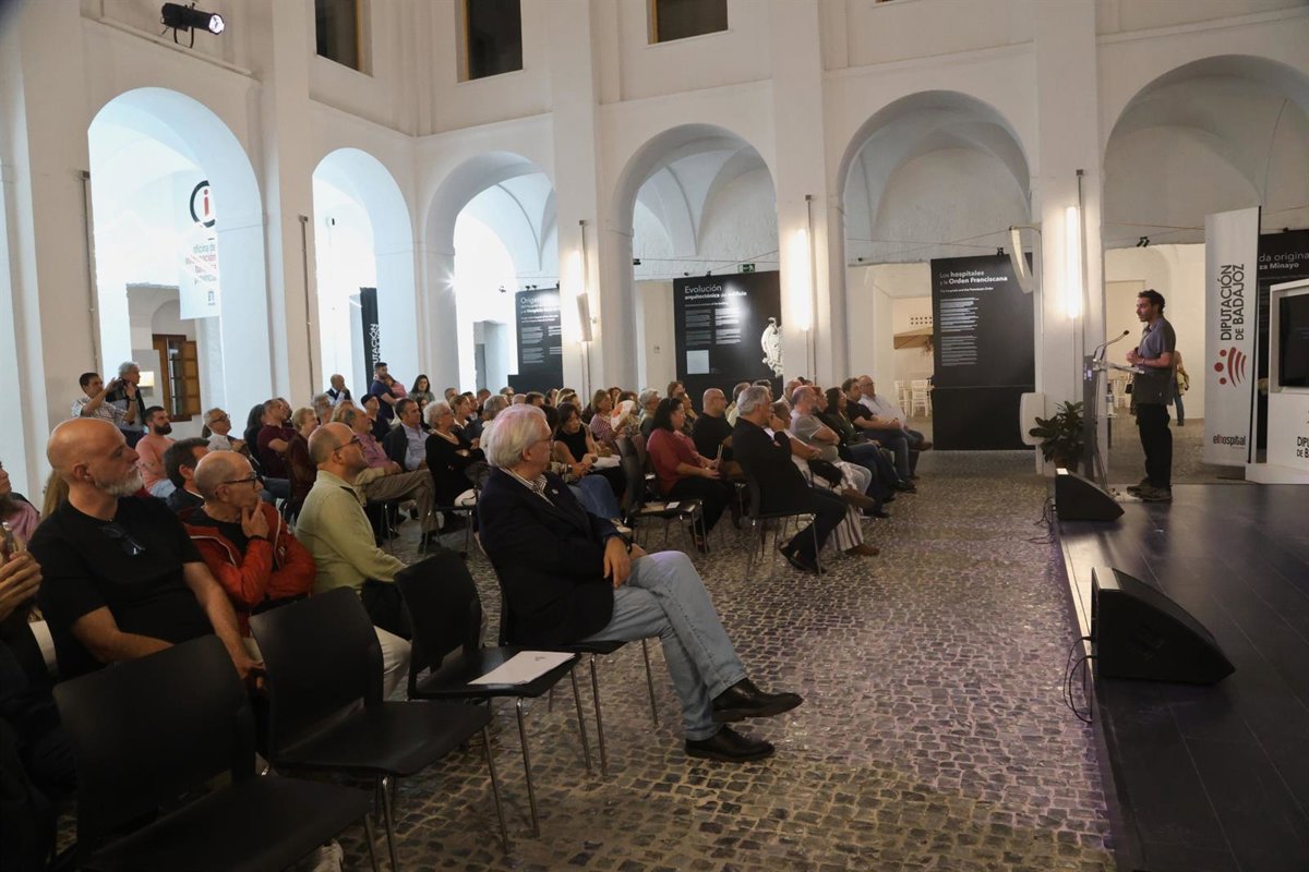 El fotógrafo Roberto Palomo muestra la recuperación de los restos de su bisabuelo en una exposición en Badajoz