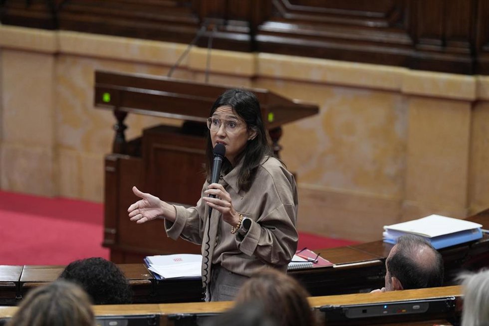 La consellera de Interior, Nria Parlon, durante un pleno en el Parlament de Catalunya, a 22 de octubre de 2025, en Barcelona, Catalunya (España).