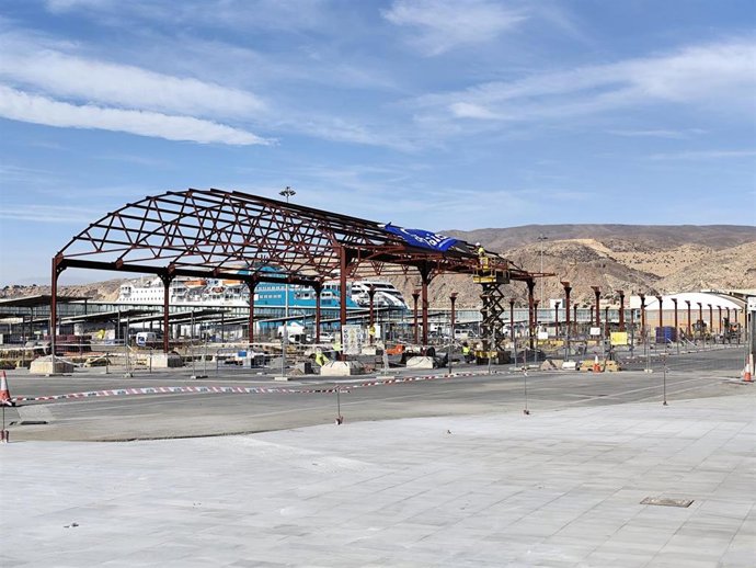 Obras de instalación del tinglado del Puerto de Almería tras su restauración.