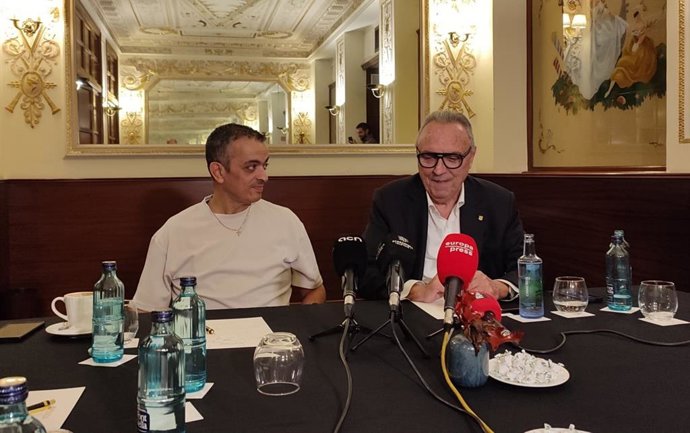 El portavoz de Élite Taxi, Tito Álvarez, y el expresidente del FC Barcelona, Joan Gaspart, en una atención a los medios en Barcelona.