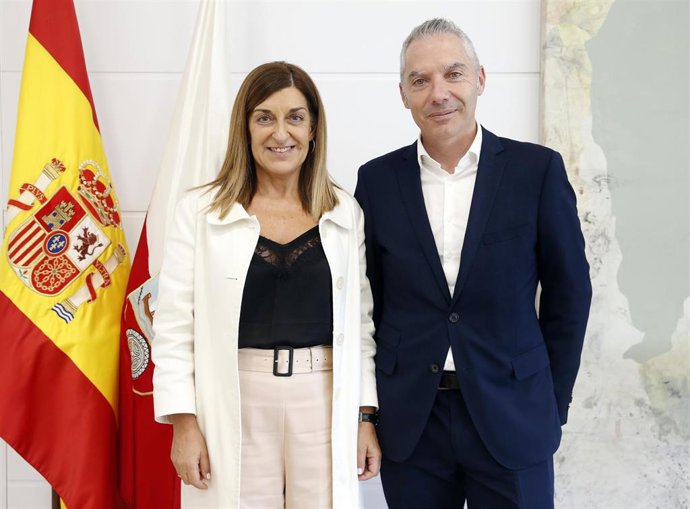 La presidenta de Cantabria, María José Sáenz de Buruaga, y el alcalde de Guriezo, Ángel Llano