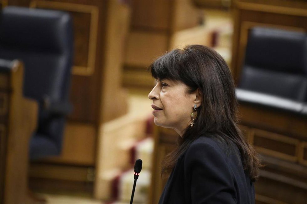 Archivo - La ministra de Igualdad, Ana Redondo, interviene durante una sesión de control al Gobierno.
